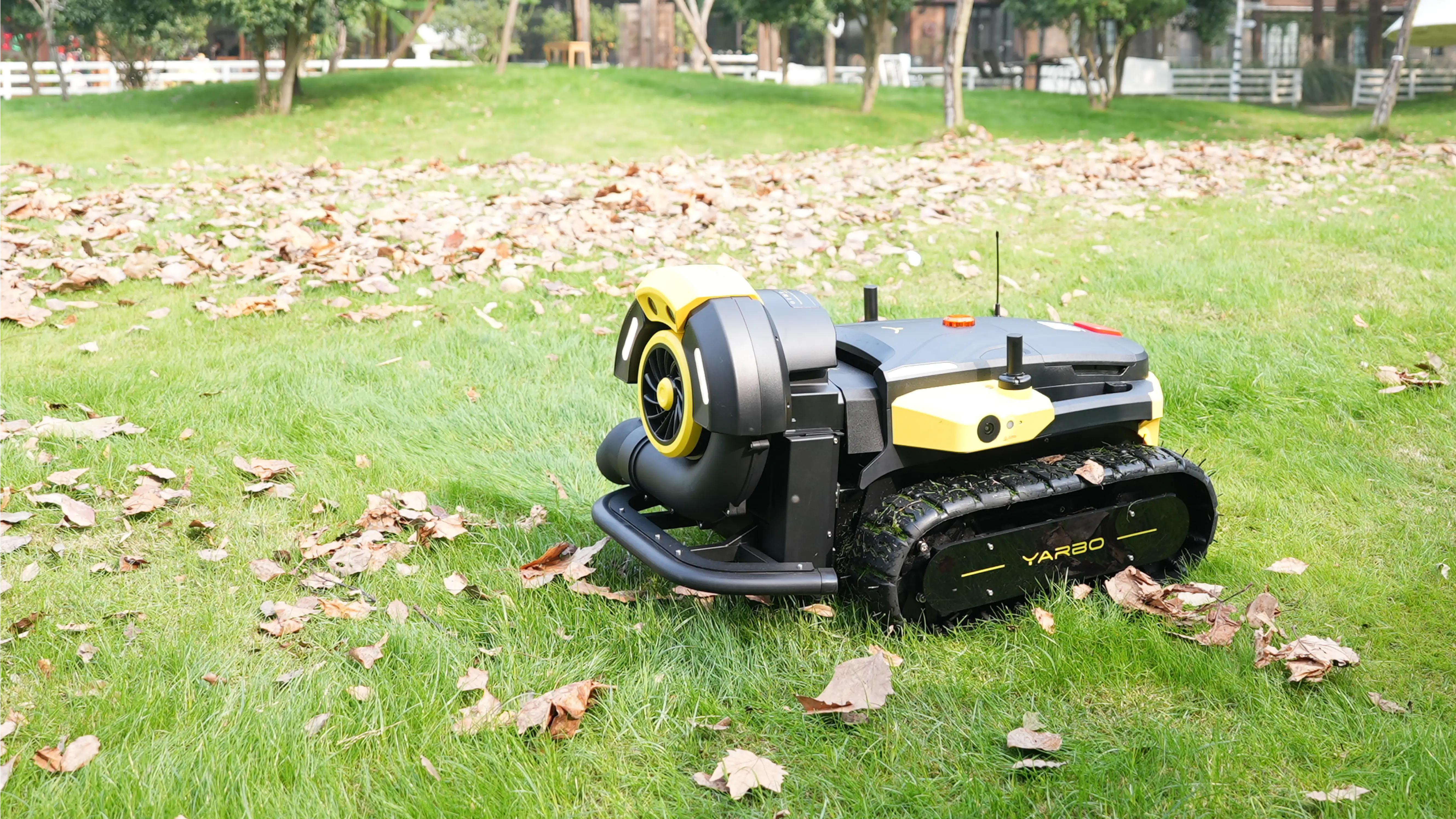 Yarbo Leaf Blower angle 4